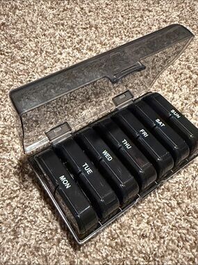 Stylish Auvon weekly pill organizer - perfect for travel! EUC!